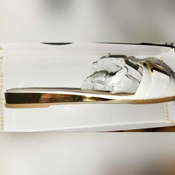 WHITE NINE WEST THONG SANDAL (SIZE 11) - Picture 3 of 5